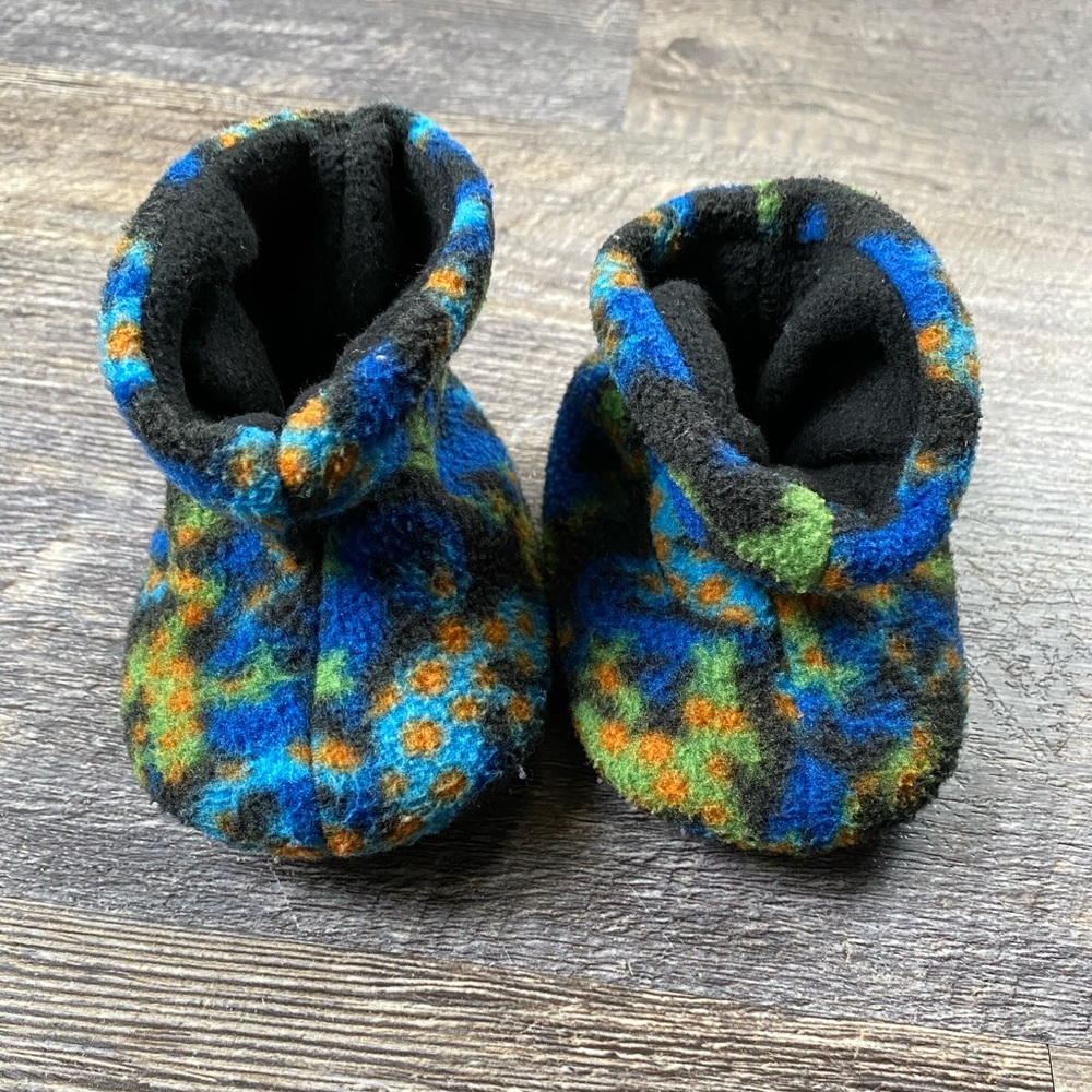 Acorn baby booties